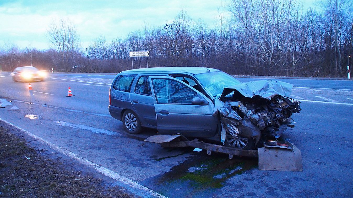 Vontatmányba rohant egy autó Hódmezővásárhely és Szeged között – Fotók