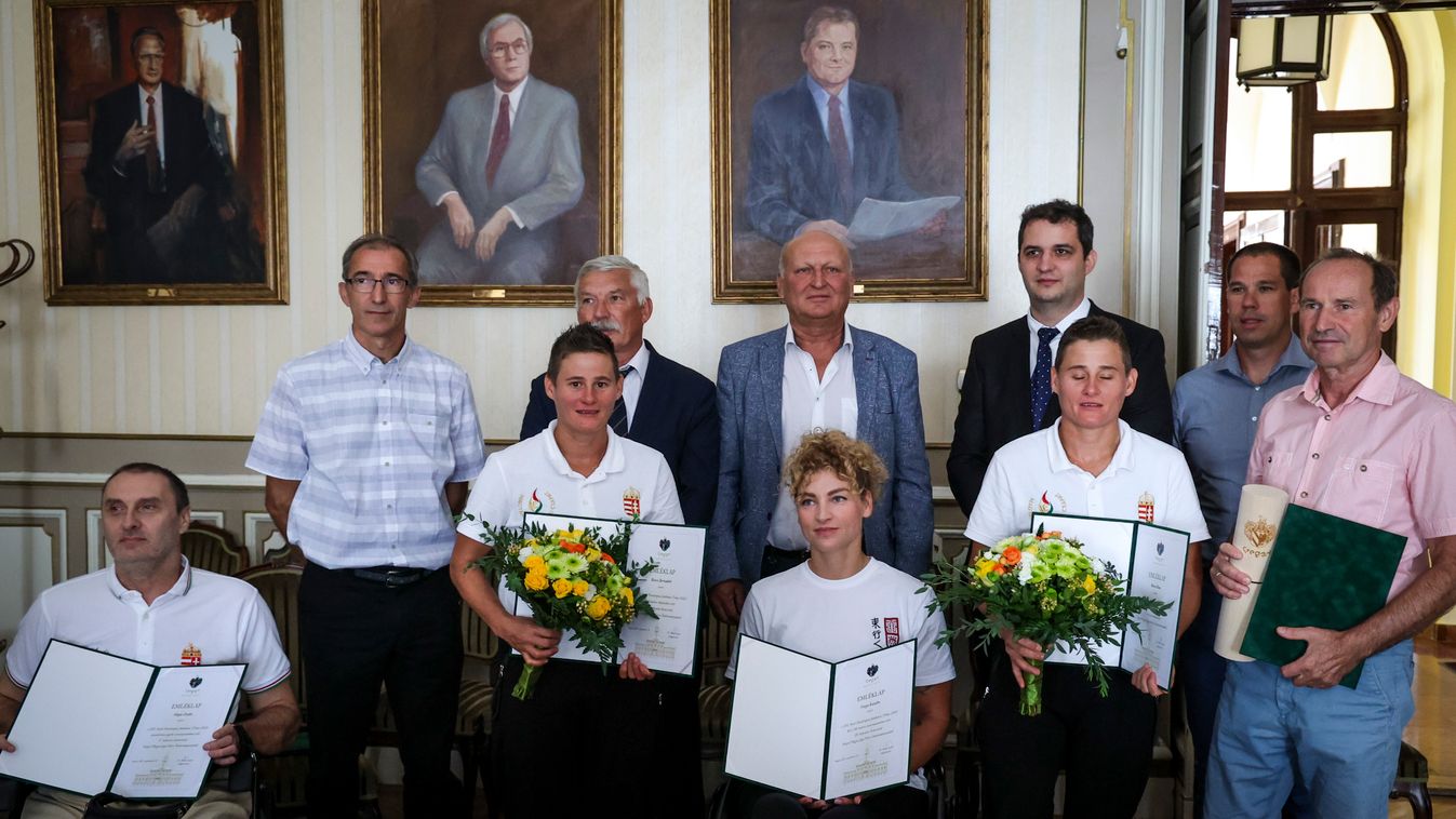 A szegedi városházán adtak át elismeréseket a Tokióban szereplő megyei paralimpikonoknak – Fotók