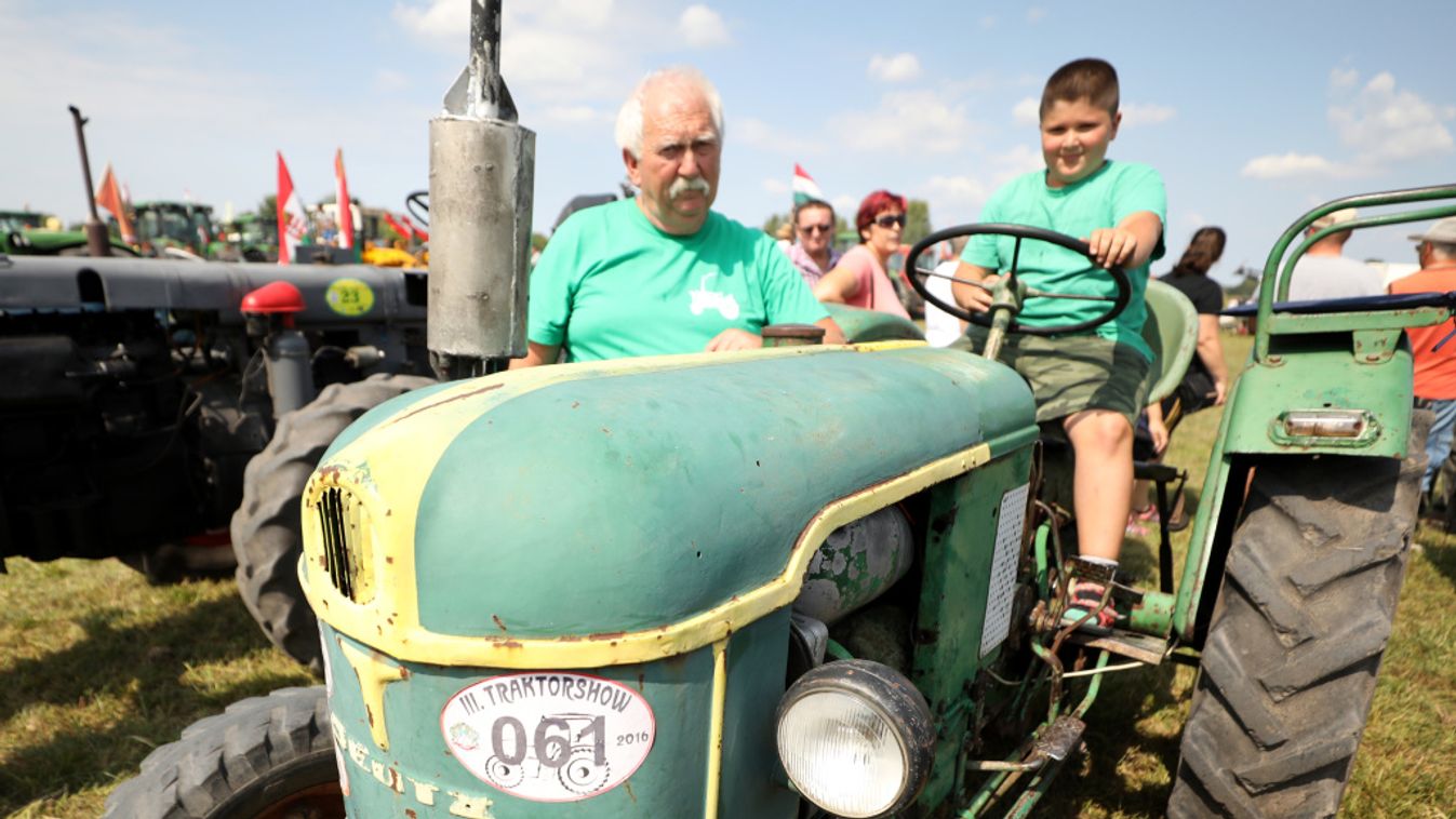 Fergeteges show csaknem 400 traktorral – Videó, Galéria