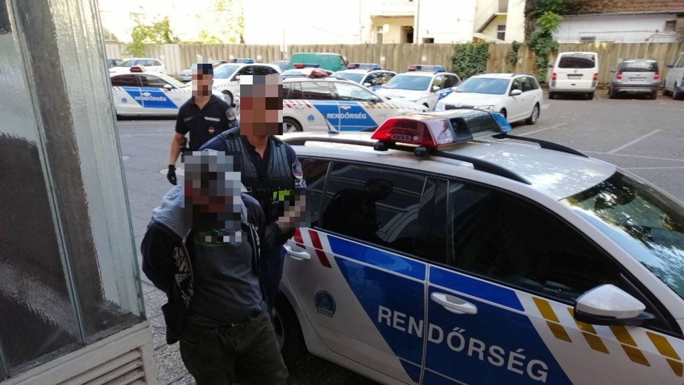 Bombával fenyegetőzött, tanácsokat adott a rendőröknek