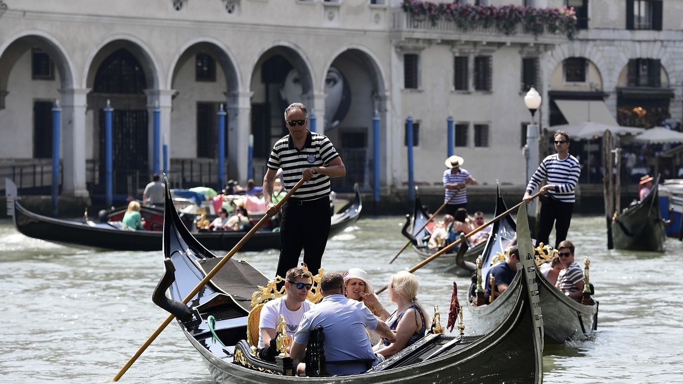 A túlsúlyos turisták miatt szigorítják a gondolázást Velencében