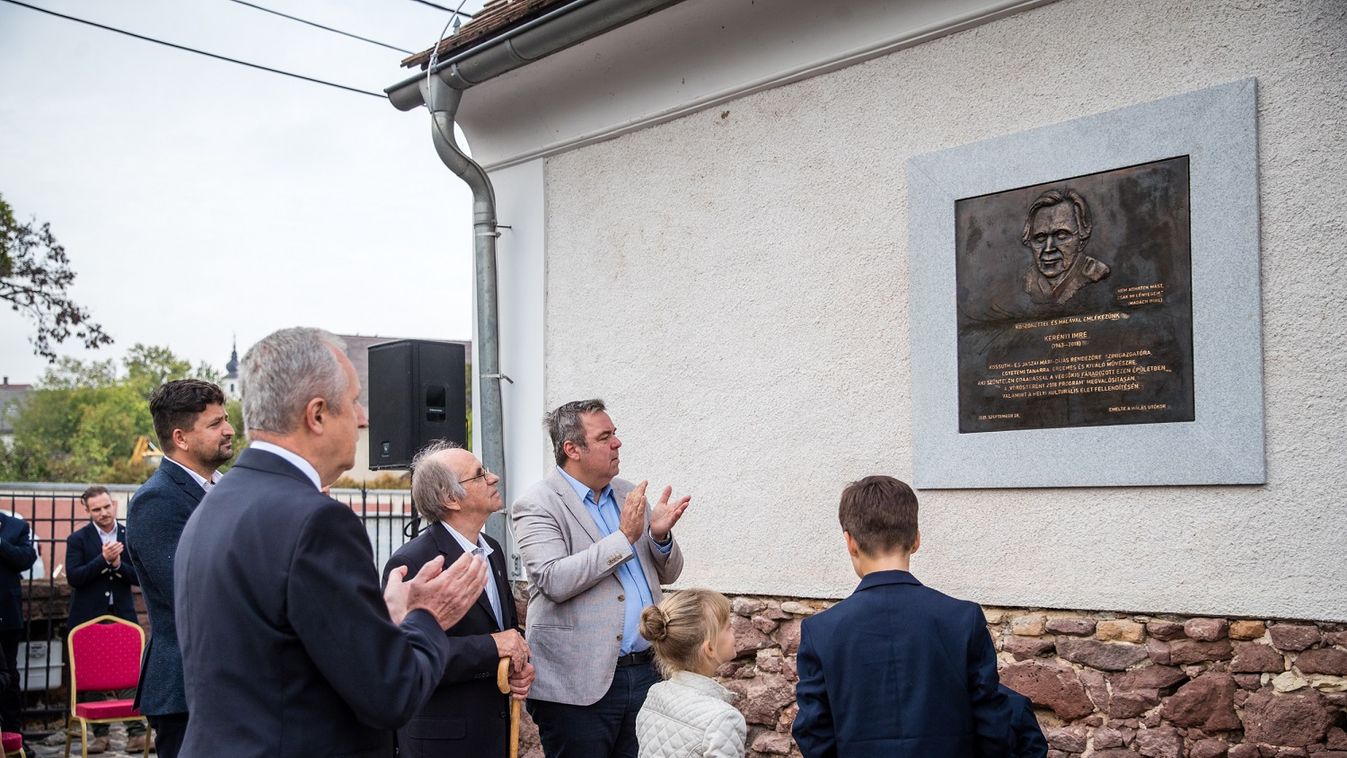Domborművet avattak Kerényi Imre tiszteletére