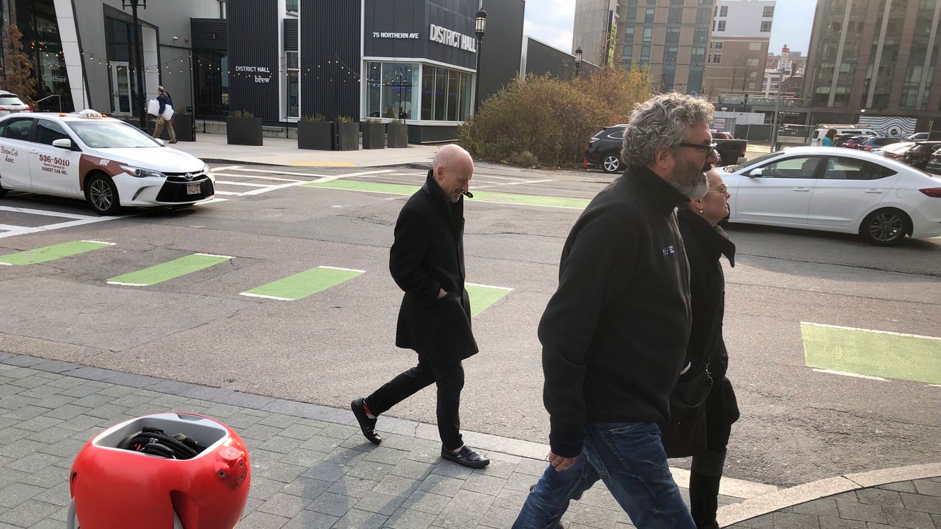 Íme, amire vágyott: robot cipeli haza, amit a piacon vásárolt (videó)
