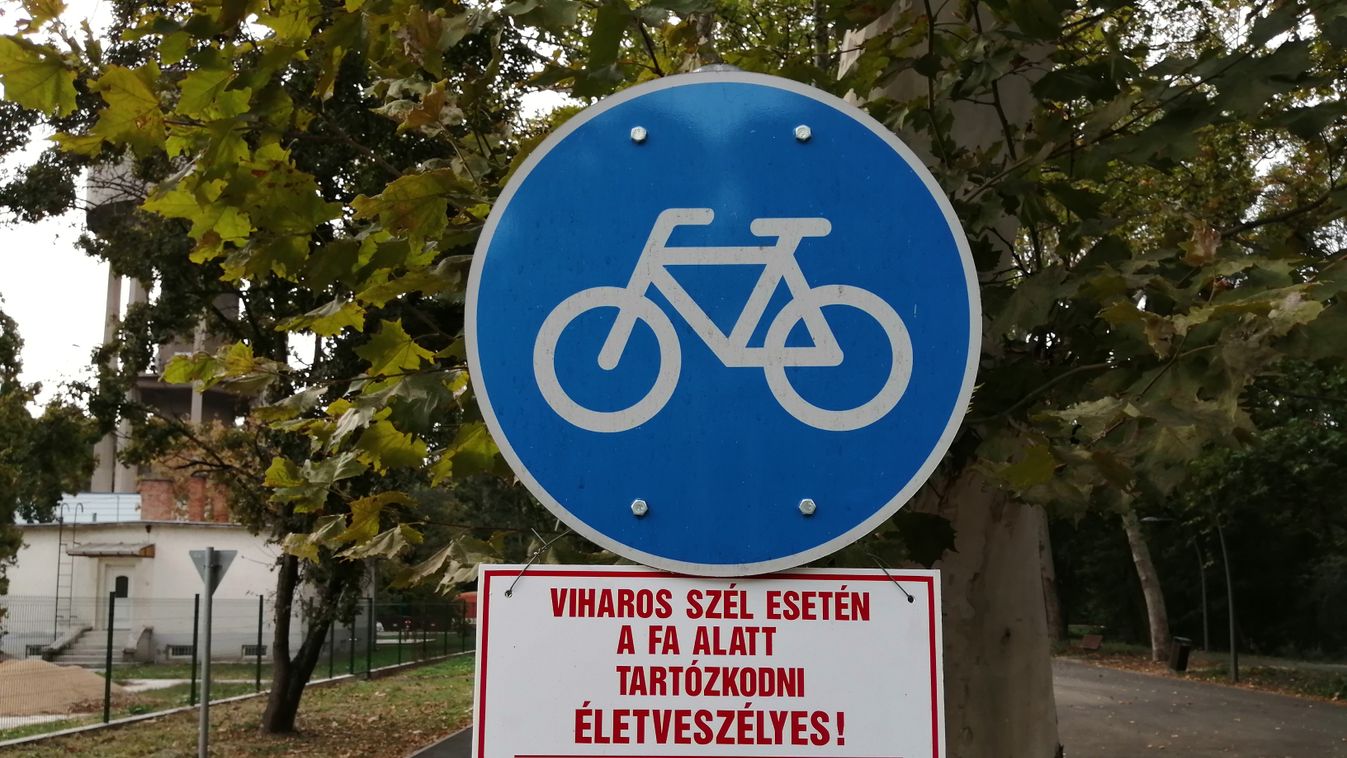 Életveszélyre figyelmeztet a tábla Újszegeden