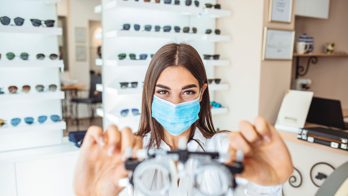 Nyitva maradnak az optikák a lezárás idején is