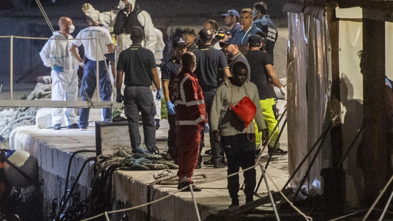 Dübörögnek a kvóták: még ki sem kötött a hajó, már szétosztották a migránsokat