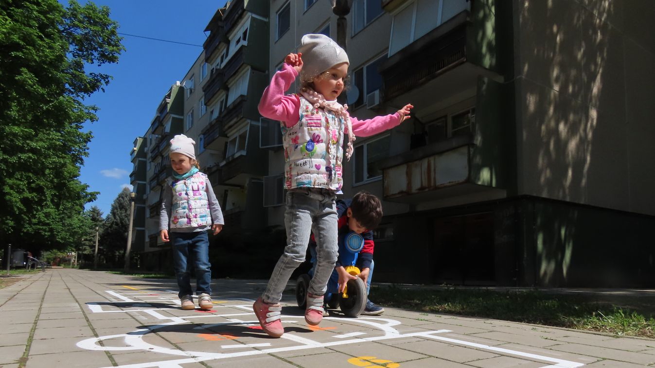 Fejlesztőjátékokat festettek a térkövekre Csongrádon