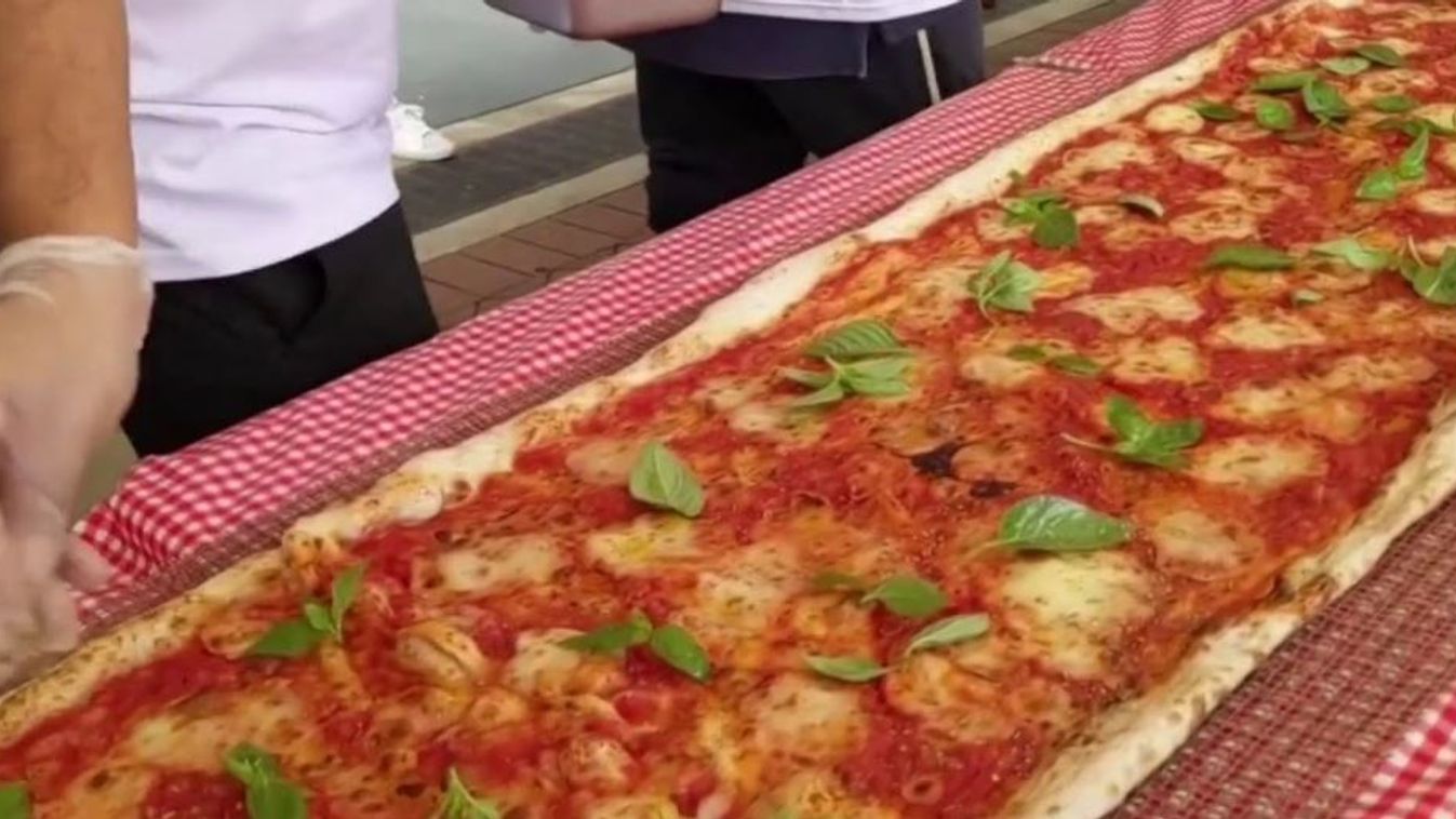 Gigászi pizzával gyűjtöttek pénzt a bozóttüzekkel küzdő ausztrál tűzoltóknak (videó)