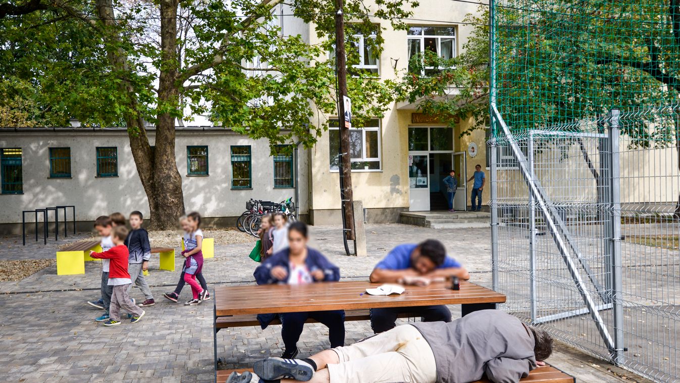 Hajléktalanok lepték el a Waldorf-iskola előtti padokat