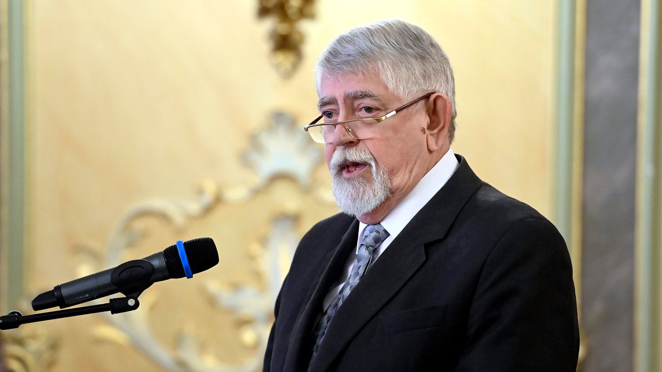 Júliustól emelkedik a pedagógusok bére