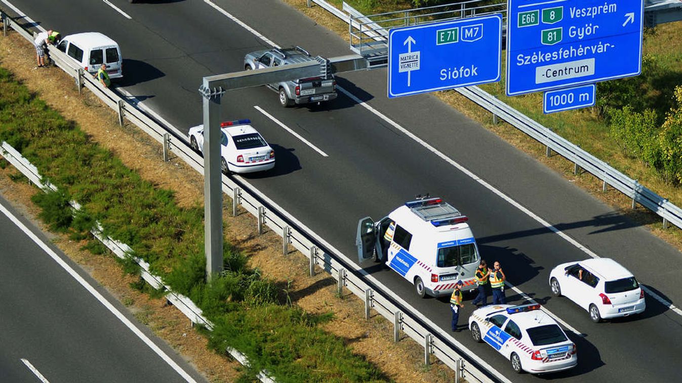 Életveszélyes szituációban, de megállította a forgalommal szemben haladó sofőrt (videó)