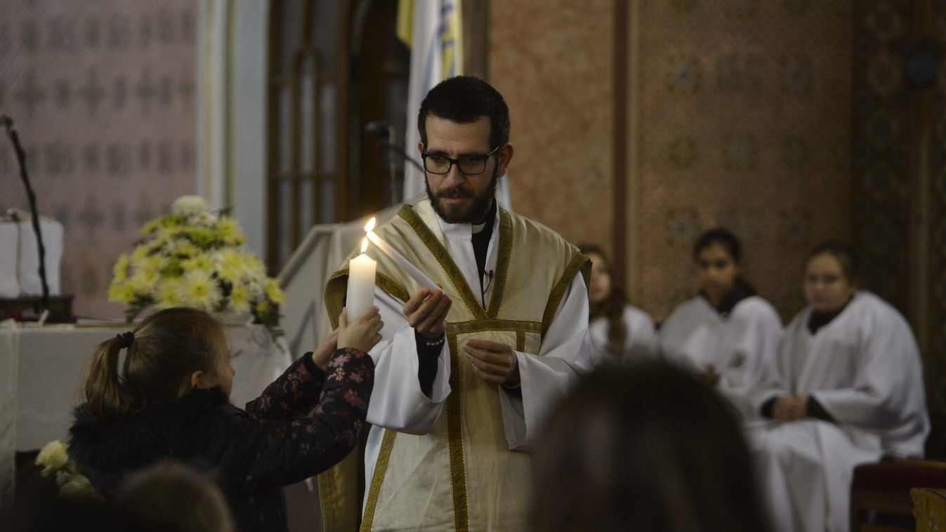 Zoli atya a gitárját is magával viszi Rómába
