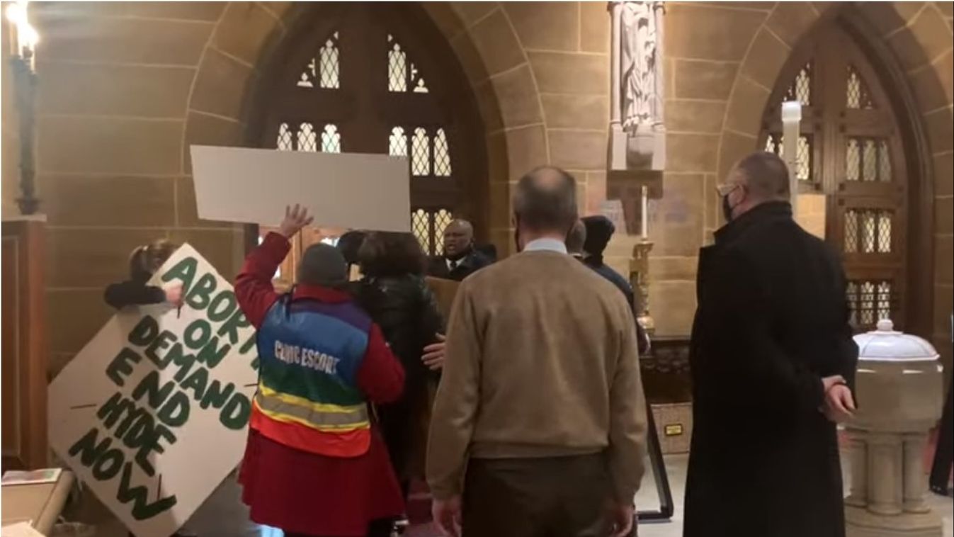 Abortuszpárti tüntetők rohamoztak meg egy templomot (videó)