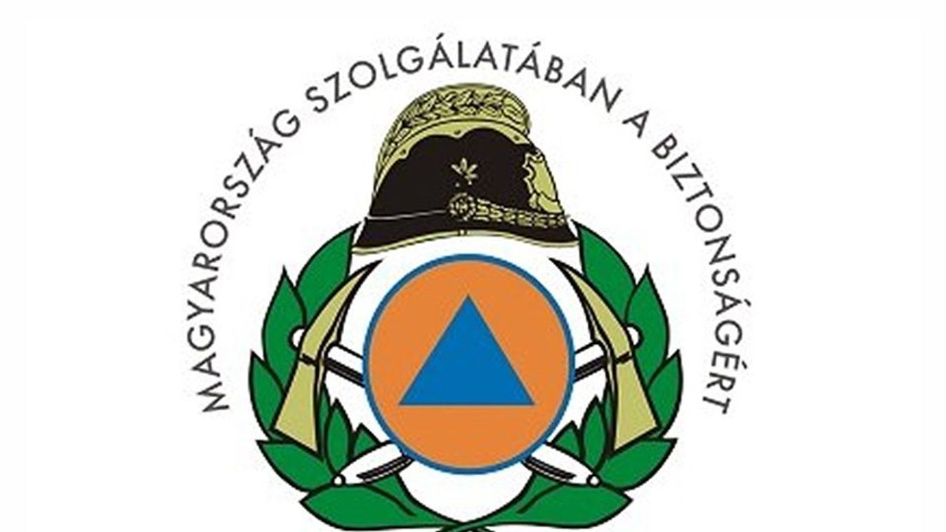 A tűzoltók feszítővágóval szabadították ki a sofőrt