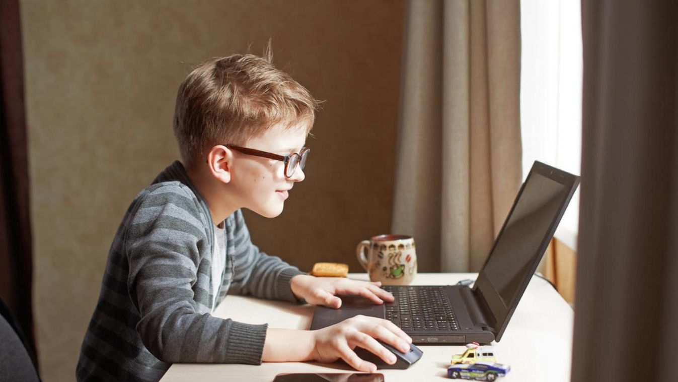 Laptopokat és tableteket gyűjtenek a gyermekotthonok lakóinak