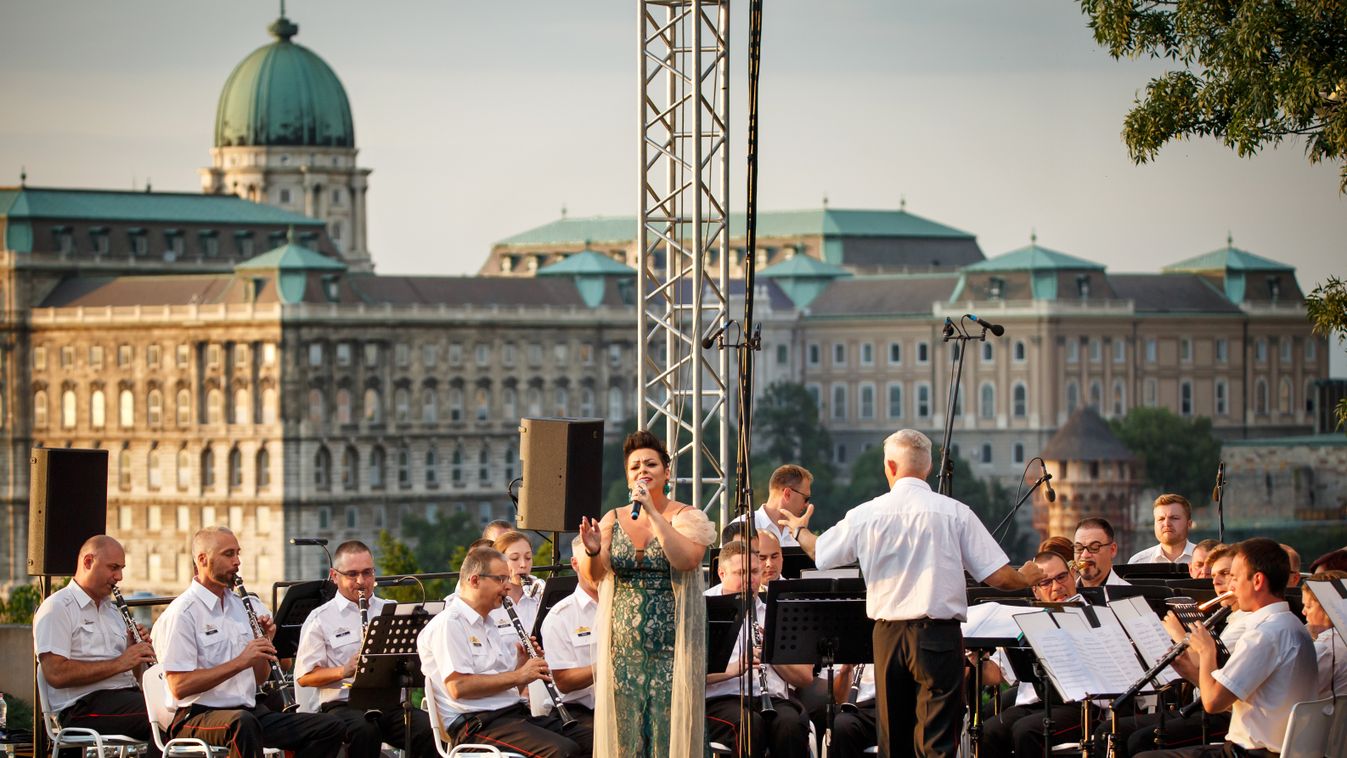 Ress Hajnalka énekhangja zengi be a Kossuth teret a szentmise előtt