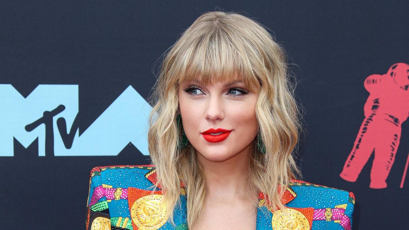 Taylor Swiftet saját anyukája hozta kínos helyzetbe (videó)