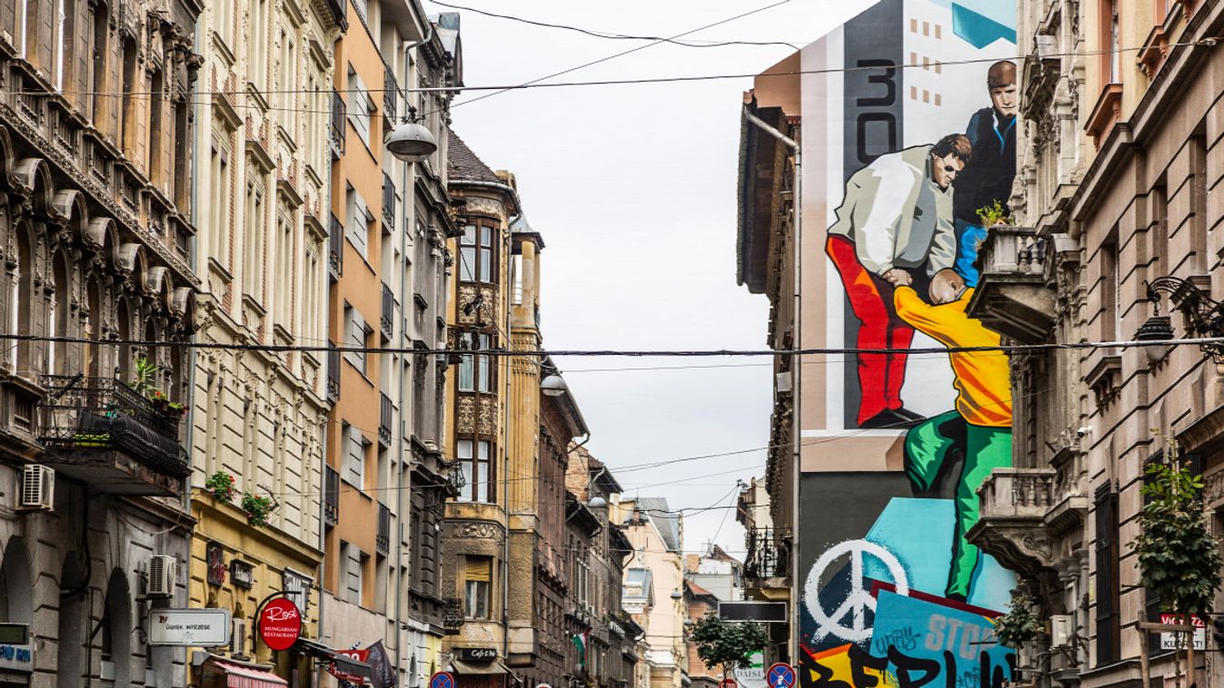 Művészi ábrázolás állít emléket a berlini fal lebontásának egy budapesti tűzfalon