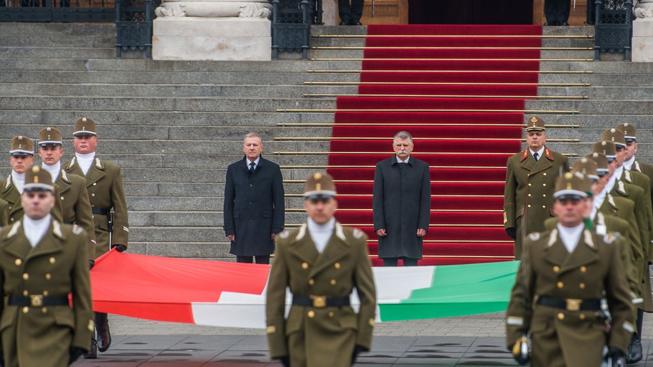 Felvonták a nemzeti lobogót a Parlament előtt