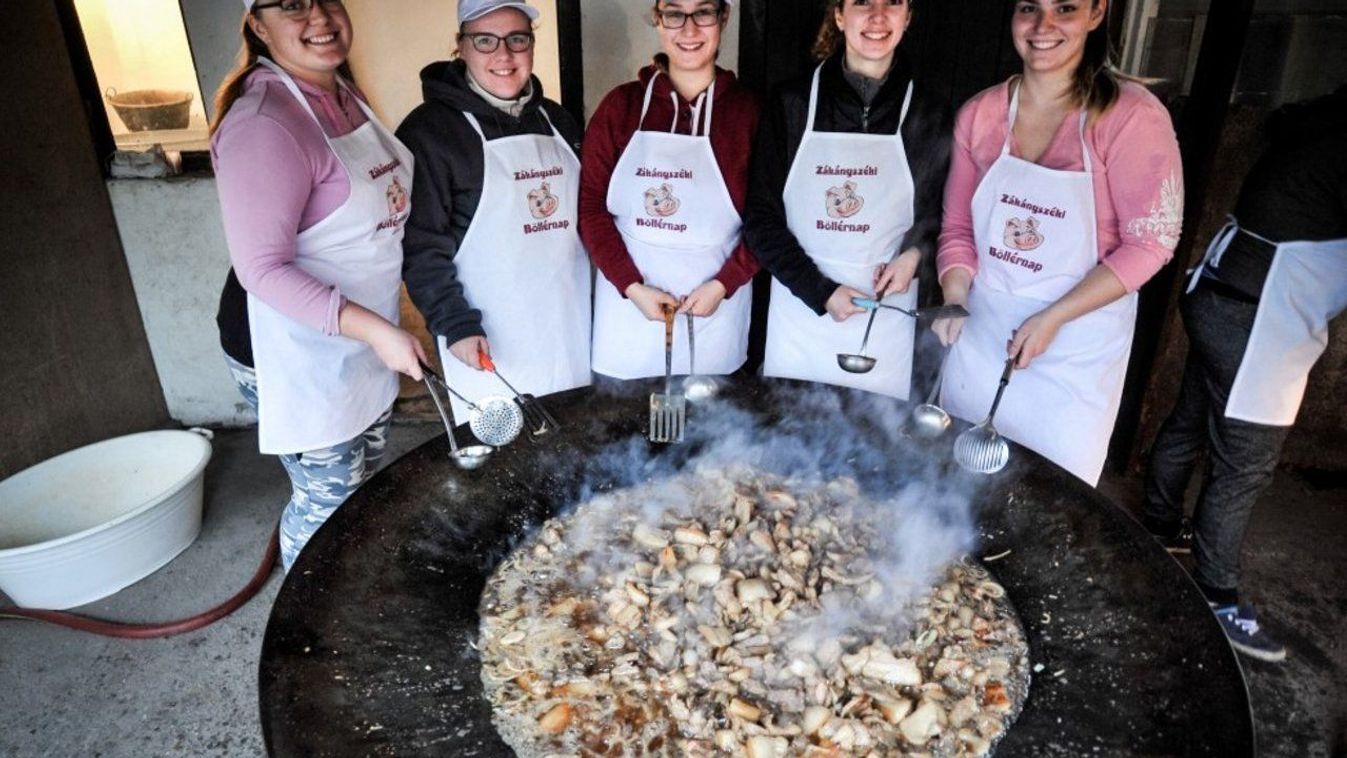 120 kiló húsból és 35 kiló vérből készült a reggeli Zákányszéken - Több mint egy tonnányi disznót vágtak le a böllérnapo