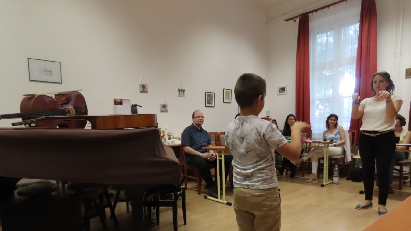 Zenésztoborzó a Péczelyben