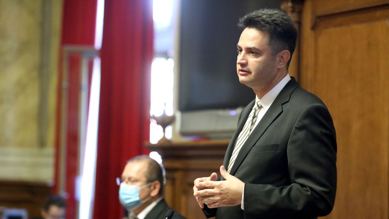 Előfordult, hogy dühből eljárt olykor a keze