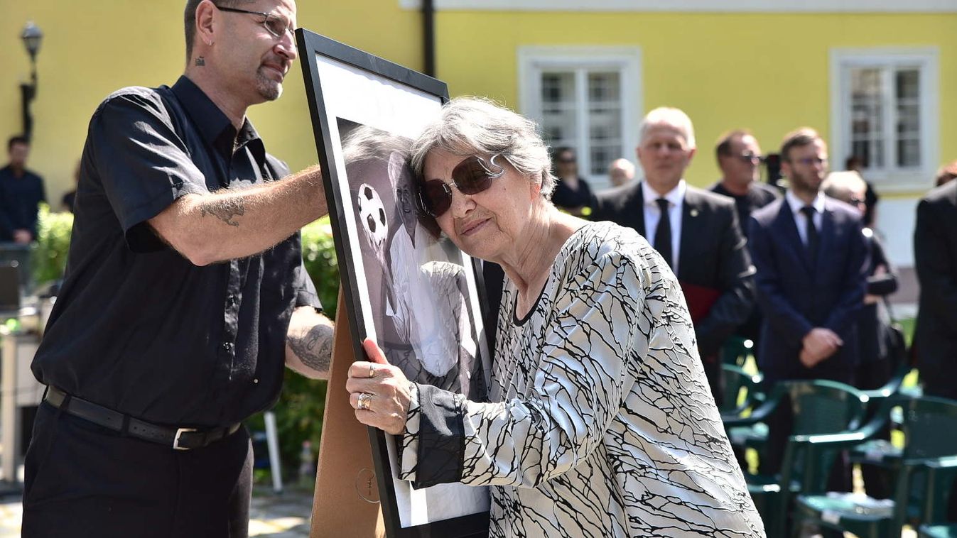 „Olyanokkal kommunikál, akik már nincsenek az élők világában”- aggasztó hírek Pécsi Ildikóról