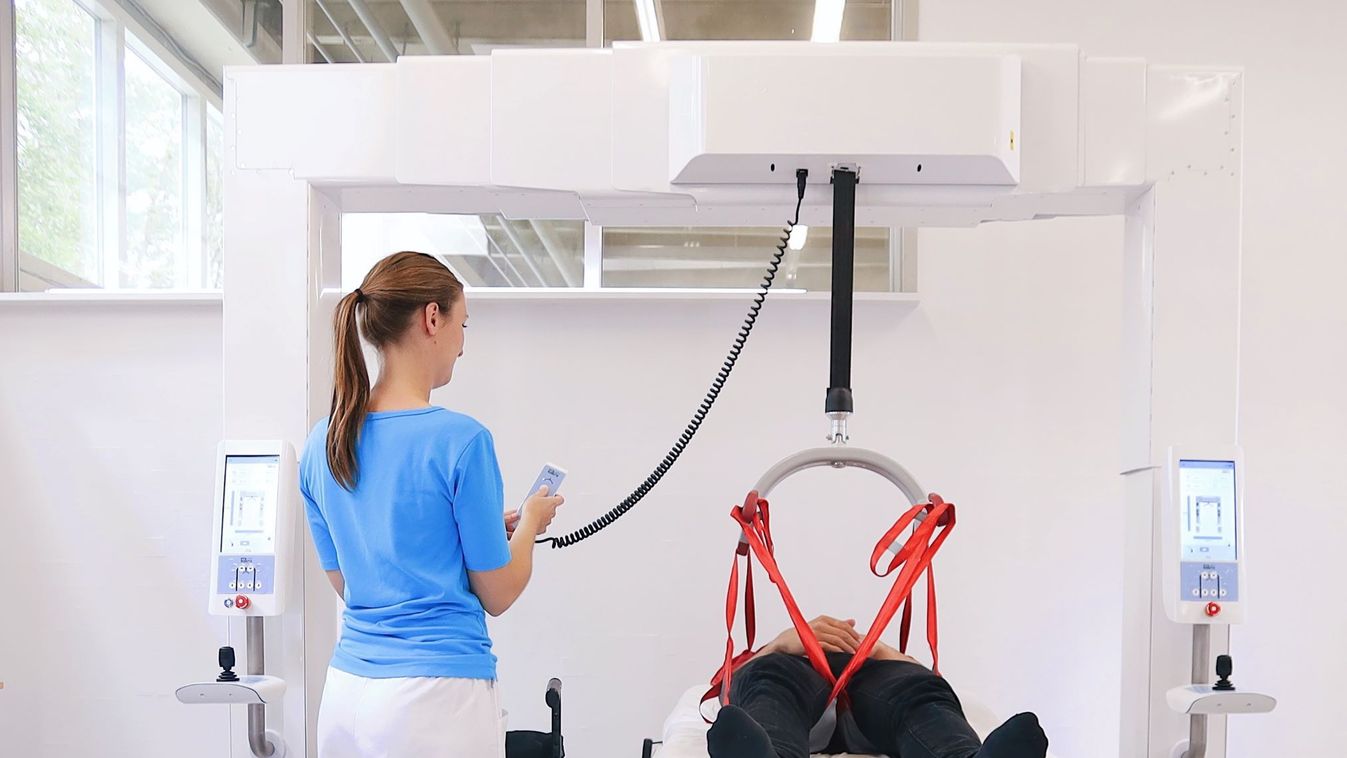 Bemutatták a világ első mobil betegmozgató robotját