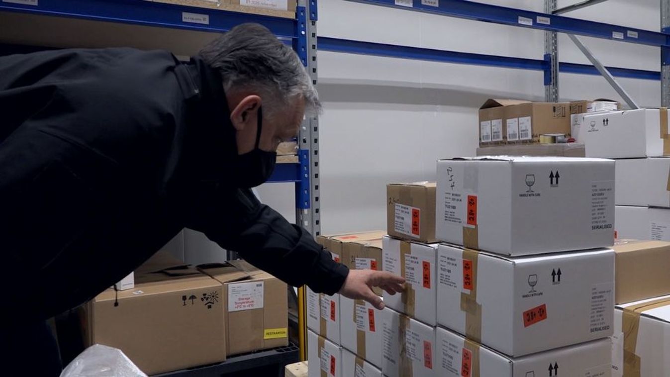 Vakcinaelosztó raktártelepen tett látogatást Orbán Viktor hajnalban (videó)