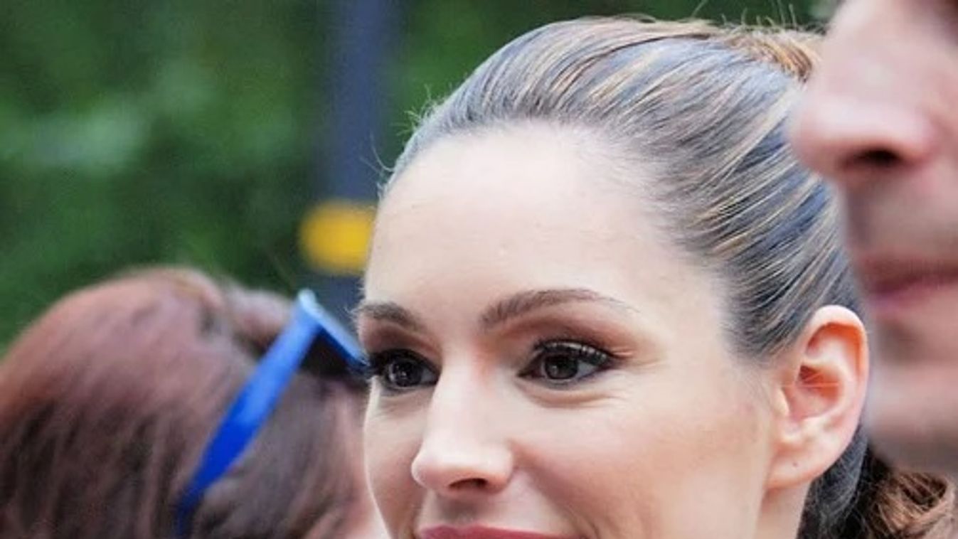 Szörnyű dologra ért haza Kelly Brook