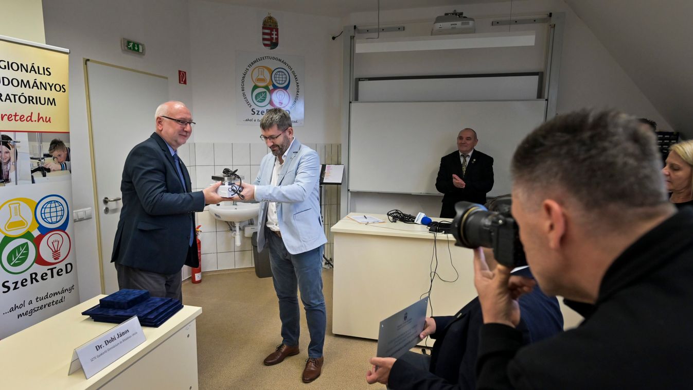 A jövő orvosai és kutatói kísérletezhetnek a gimnáziumban