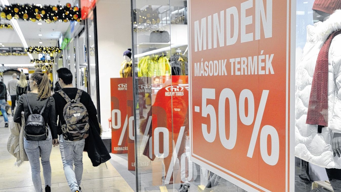 Leárazások vonzották a vásárló tömeget