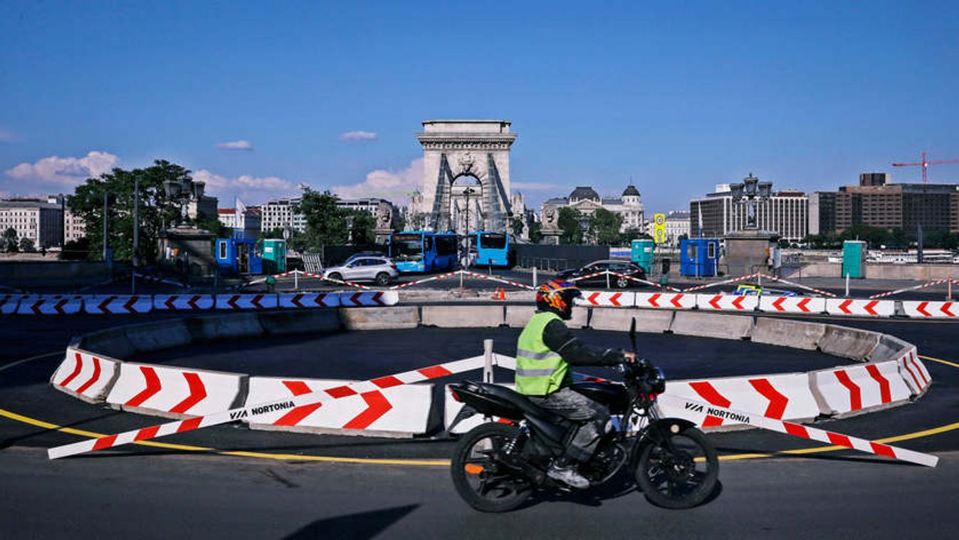 Karácsonyék nem hibáznak: leaszfaltozták a Clark Ádám téri virágágyást