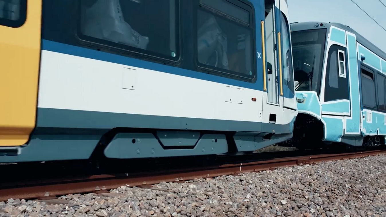 Végre mozgásban is láthatjuk az első elkészült Tramtraint – Videó