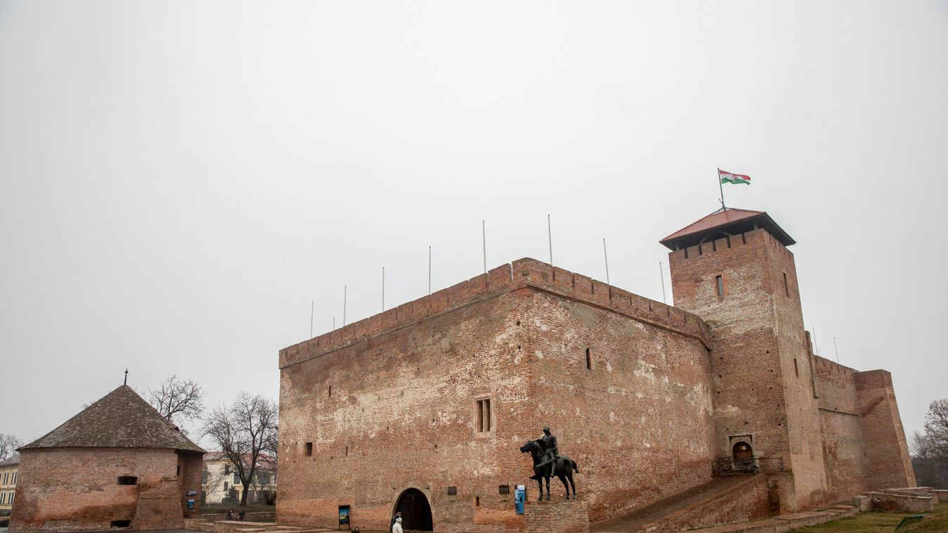 Otthonról is bekukucskálhatunk a gyulai várba és az Almásy-kastélyba