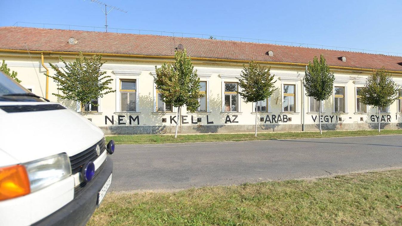 Arab üzemmel riogatnak az algyői régi iskolánál és a 47-esen