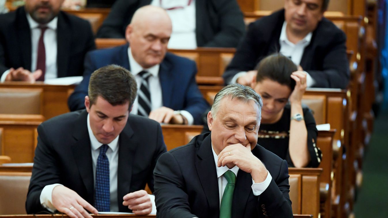 Exkluzív ajándék maszkot kapott Orbán Viktor