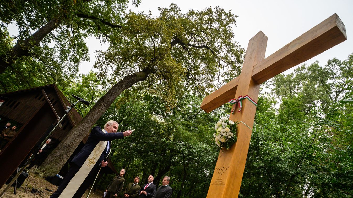 Emlékkeresztet állítottak az ásotthalmi Gárgyán erdőben