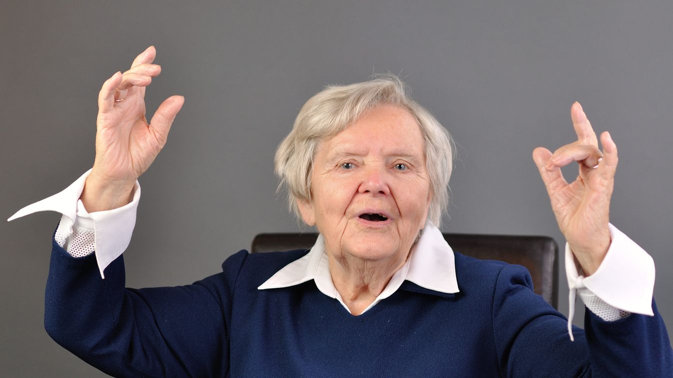 Dalra fakadt a demens asszony, amikor rájött, fia áll mellette, még a híres slágert is átköltötte