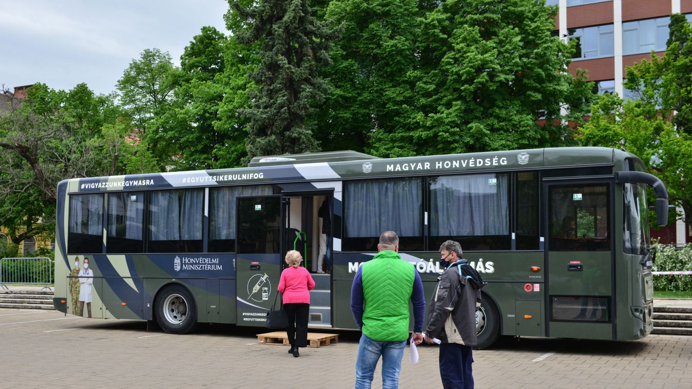 Buszokból oltanak a kormányhivatal előtt