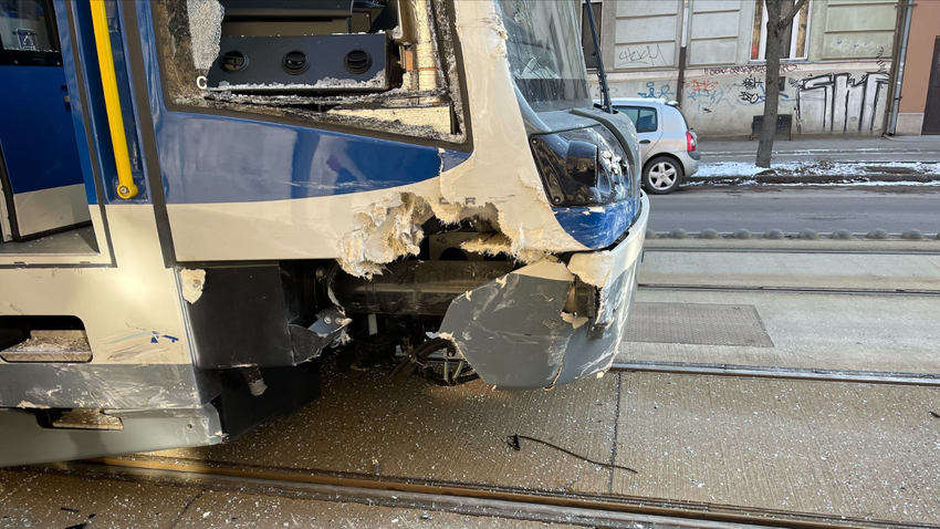 DELMAGYAR – Leszakadt felsővezeték miatt megint nem a teljes vonalon közlekedik a tramtrain