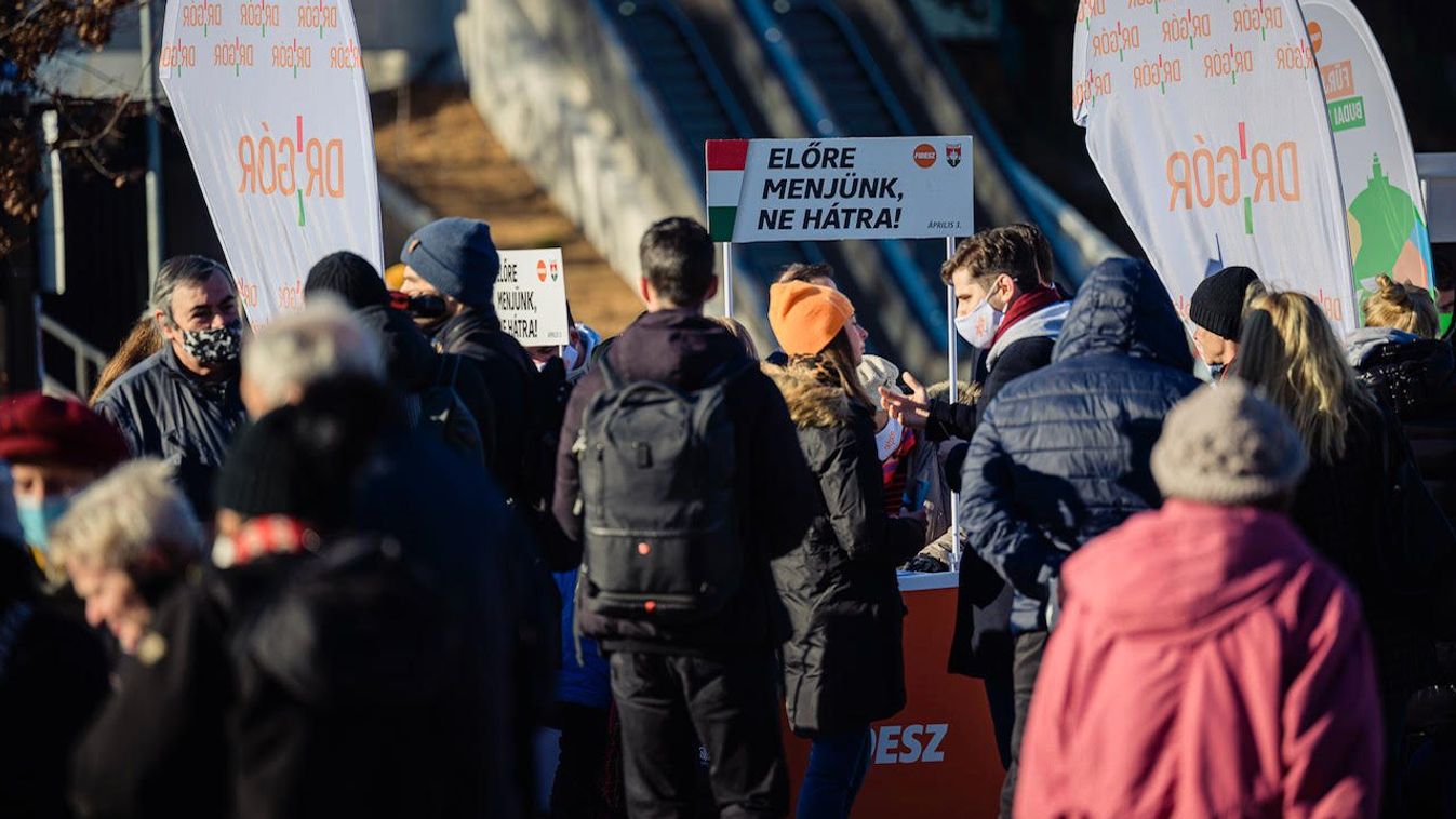 Hollik: elsőként gyűjtötte össze a Fidesz az ajánlásokat