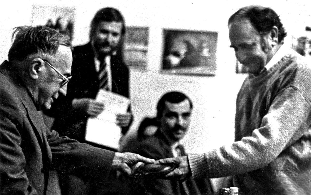 Gyenes Kálmán, a Délmagyarország fotóriportere átveszi Liebmann Bélától a sajtófotó-pályázat díját 1987-ben.