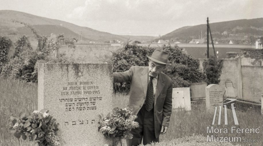 Liebmann Béla felesége és kislánya sírjánál a badeni zsidó temetőben.