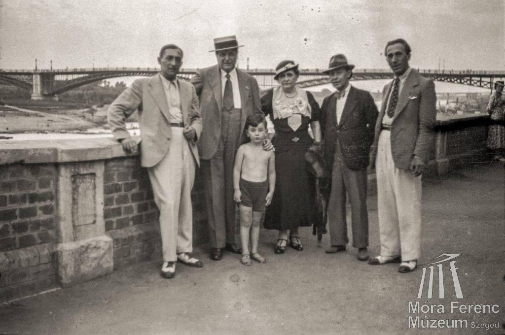 Pietro Mascagni olasz operaszerző és kísérete a Tisza-parton 1935-ben. Mascagni előtt a Stefániáról odahívott kisfiú.
