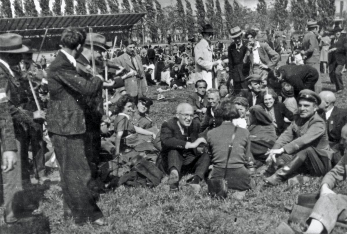 1945. május 1. Liebmann Béla fotóján. Cigány húzza Dénes Leó polgármesternek (középen ül) a SZVSE-pályán. 
