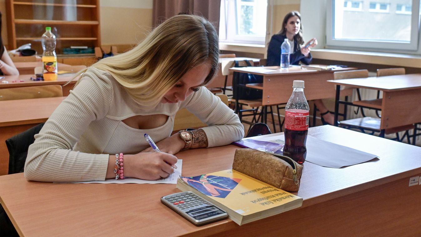 Matekérettségi 2022 - A matematika írásbeli vizsgák jönnek - Megoldások kedd délután videón a delmagyar.hu-n