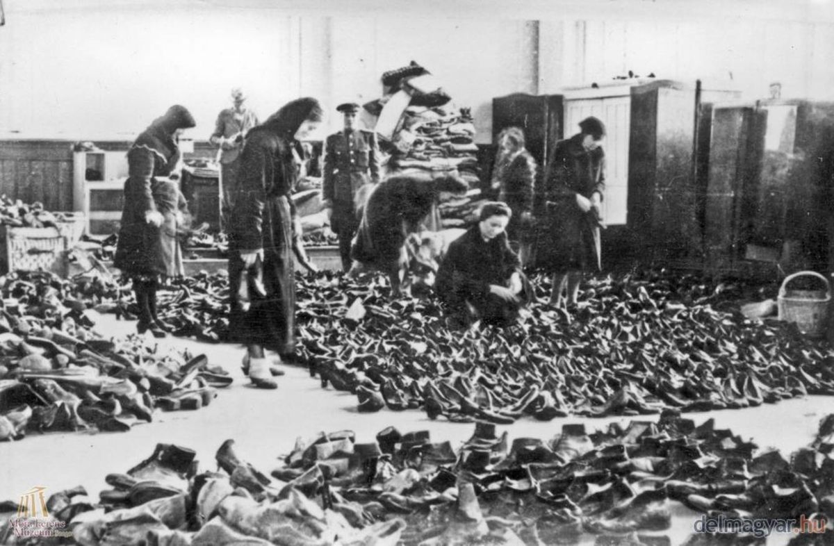 A holokauszt után a szegedi zsinagógában összegyűjtött cipőket párosító asszonyok 1945-ben Liebmann Béla fotóján.