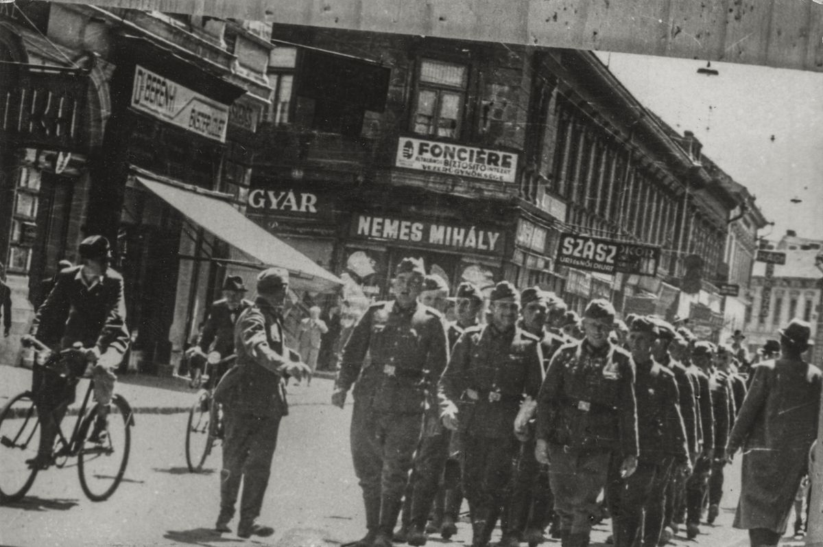 A Kelemen utcán masírozó németek 1944. áprilisában Liebmann Béla fotóján.