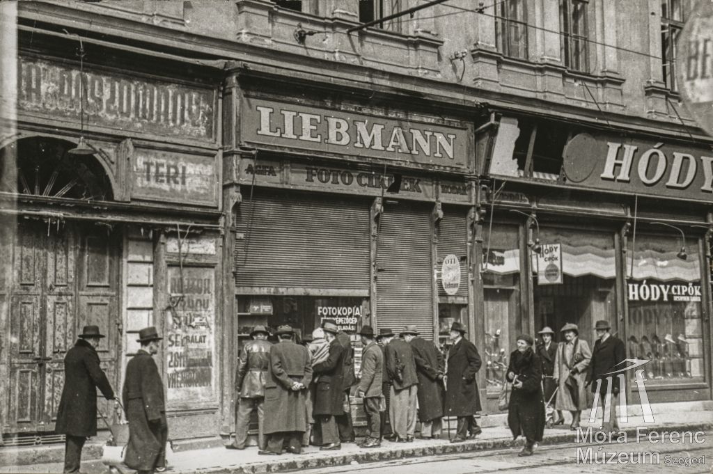 Liebmann Béla optikai és fotóüzlete a szegedi Kelemen utca 12. alatt az 1930-as években.